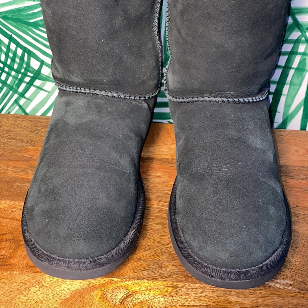 UGG 5825 Black Classic Short Sheepskin Boots Women’s 7 - Picture 3 of 10